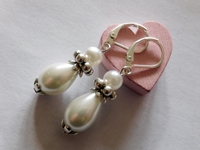 Elegante Ohrringe mit perlmuttfarbenen Glasperlen Tropfen