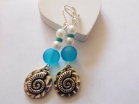Sommerliche Ohrringe mit silberfarbenem Ammonit Charm