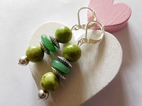 Froehliche Ohrringe mit gruenen Achat Perlen